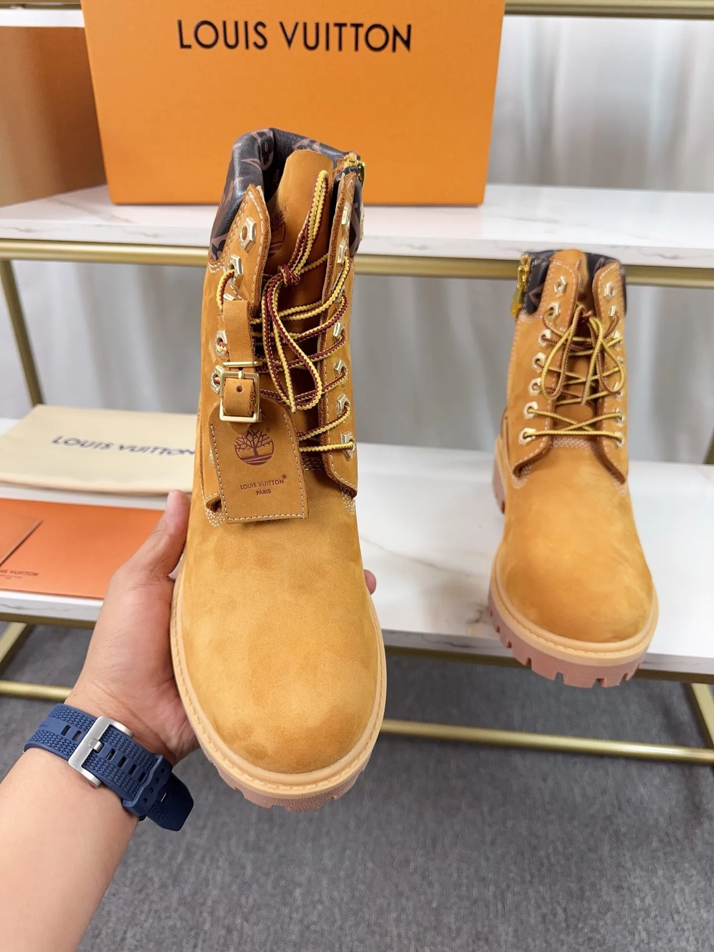 Couple model 💰700 ❤️Top version: Couple model LV x Timberland Timberland joint model Presbyopia Embossed Rhubarb boots Ankle boots Short boots LV x Timberland ankle boots are made of Monogram embossed waterproof nubuck cow leather, relying on the brand's exquisite craftsmanship to carefully reshape the classic Timberland 6-inch boot shape in Italy, and make an eye-catching appearance in 2024 created by Pharrell Williams with American workwear style Autumn and winter menswear show. Monogram embossed tongue, original Timberland laces and outsole are exquisite details, and the leather label expresses the cooperation logo. Exquisite packaging at the delivery counter🛍📦 ▪️Material: Original customized imported first-layer cowhide ▪️Inner lining: Original customized leather lining/mesh lining ▪️Outsole: Original molded anti-slip rubber material ▪️Sole thickness: 3.5CM ▪️Size: Women's 35-40 Men's 39-46